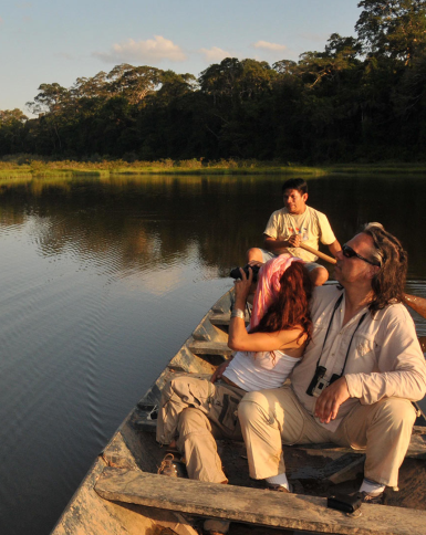 Turistas observando la flora en Tambopata